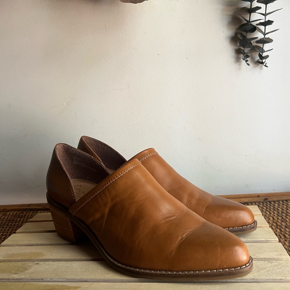 Crown Vintage Tan Mules Comfortable Slip-On